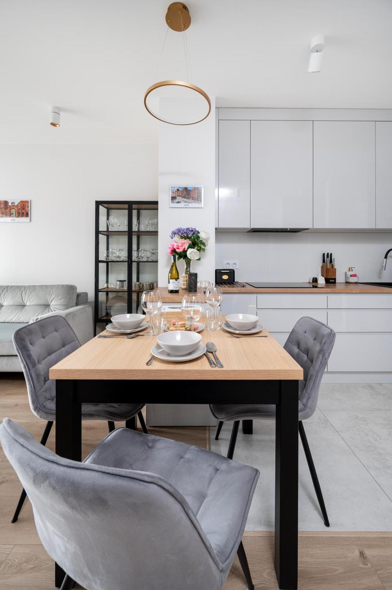 Apartament Manufaktura - Parking & Balcony - By Rentujemy *